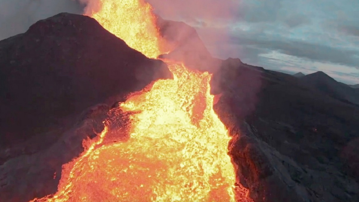 VIDEO: Un dron se estrella contra los chorros de lava de un volcán en