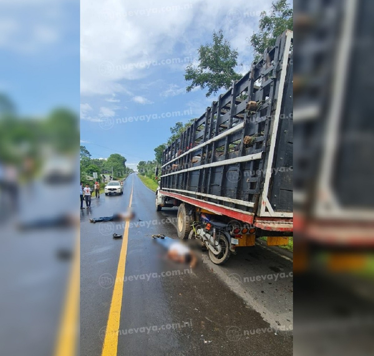 Dos motociclistas mueren al impactar contra un camion ganadero