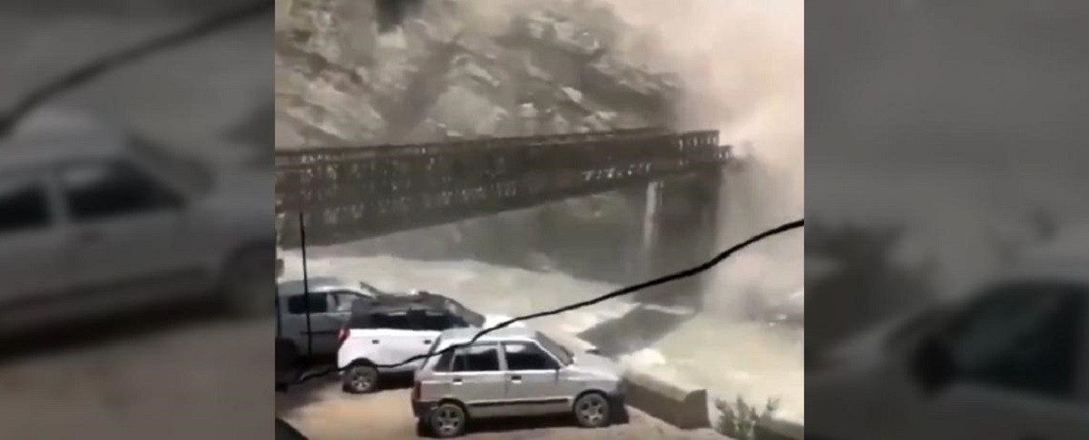 Deslave y posterior caida de puente deja 9 fallecidos en india