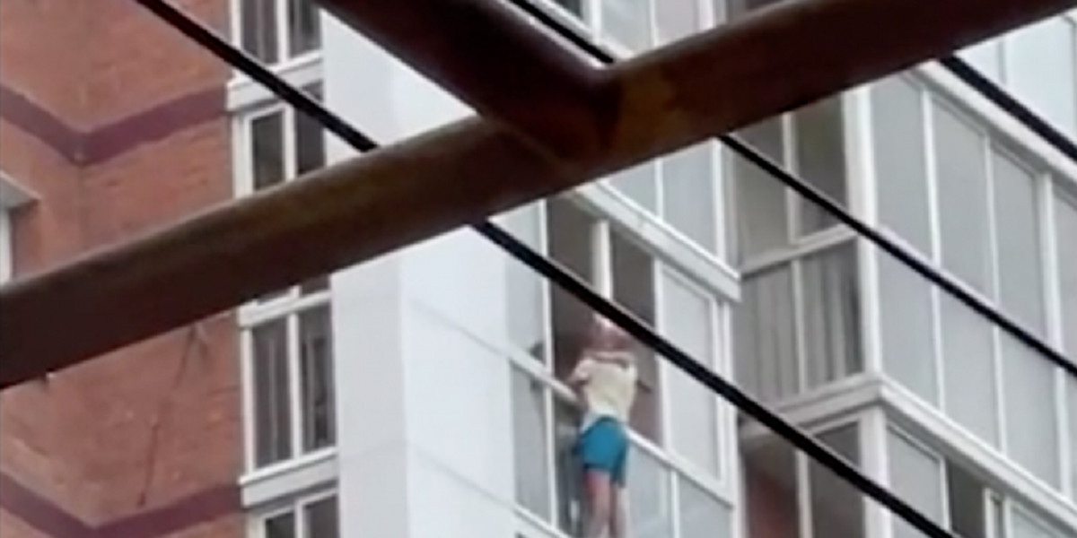 Hombre amenazo con tirarse de edificio junto a su pequeno hijo