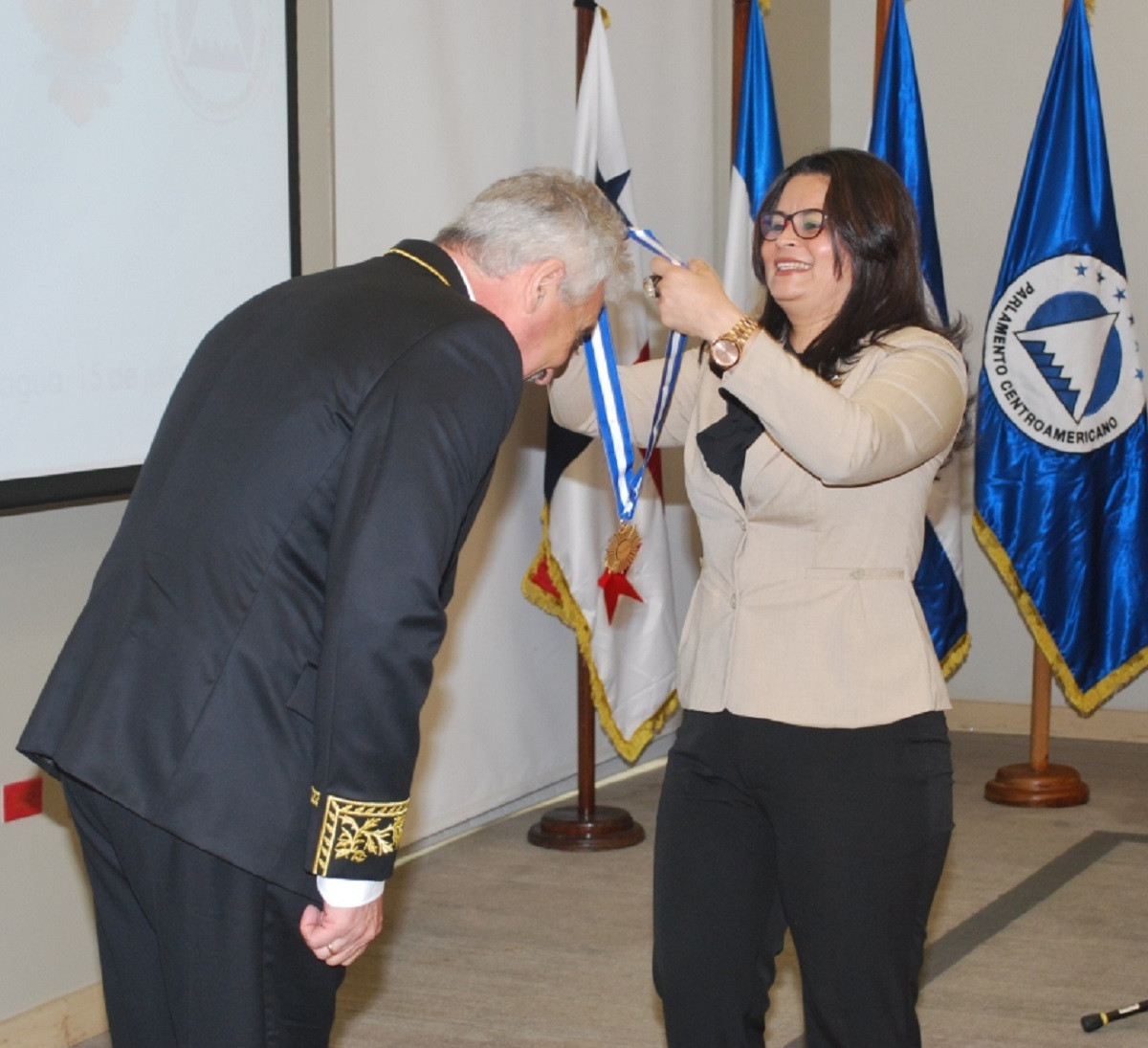 Parlacen condecora al embajador de rusia en nicaragua con medalla al merito diplomatico 2