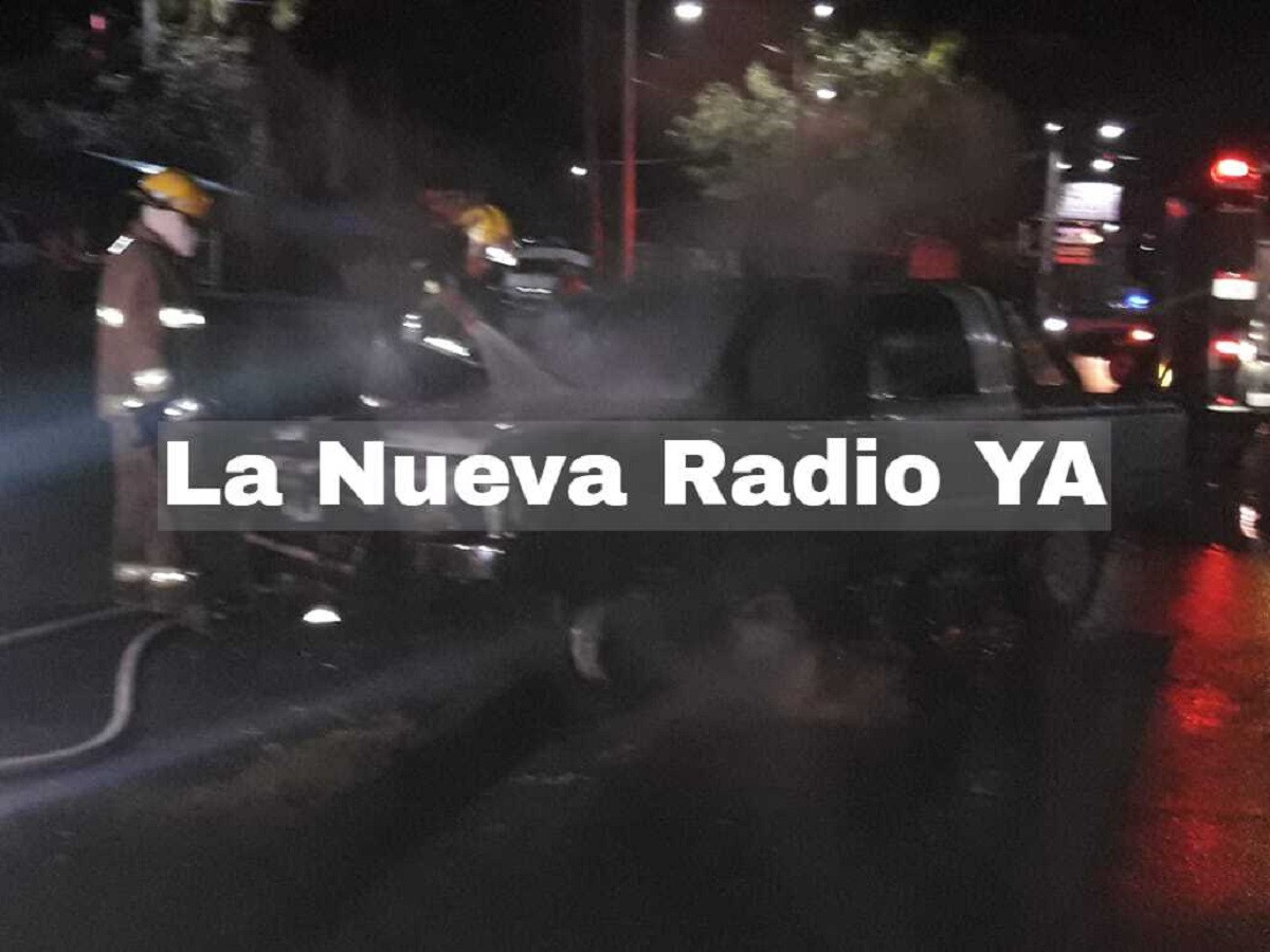Una moto y una camioneta se queman tras violenta colision en managua