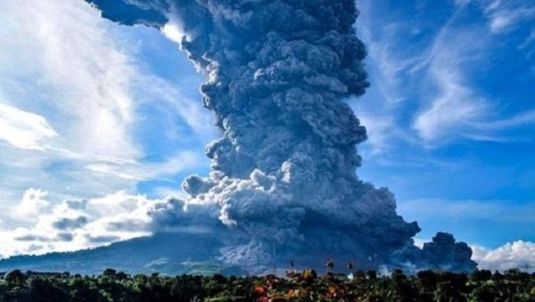 Reportan erupción de volcán Sinabung en Indonesia