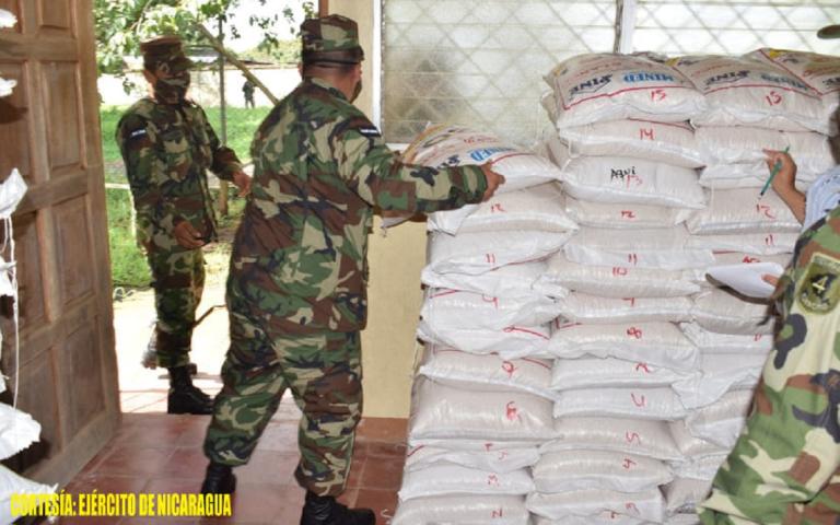 Ejército de Nicaragua en cargue, traslado y descargue de merienda escolar