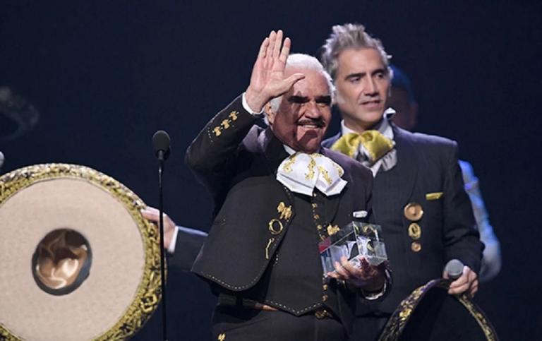 Vicente Fernández se mantiene débil, pero despierto