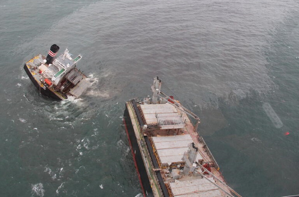 Barco se parte en dos en Japón