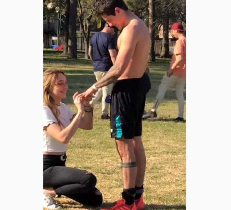 Romántica argentina se arrodilló y le propuso matrimonio a su novio futbolista