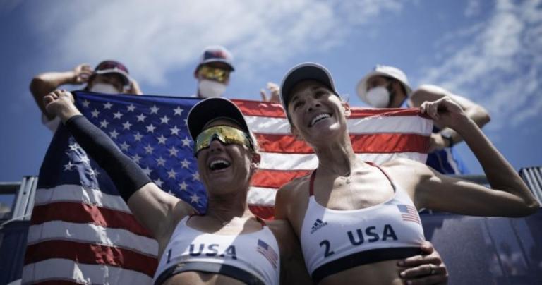 USA gana oro Olímpico en voleibol playa femenil