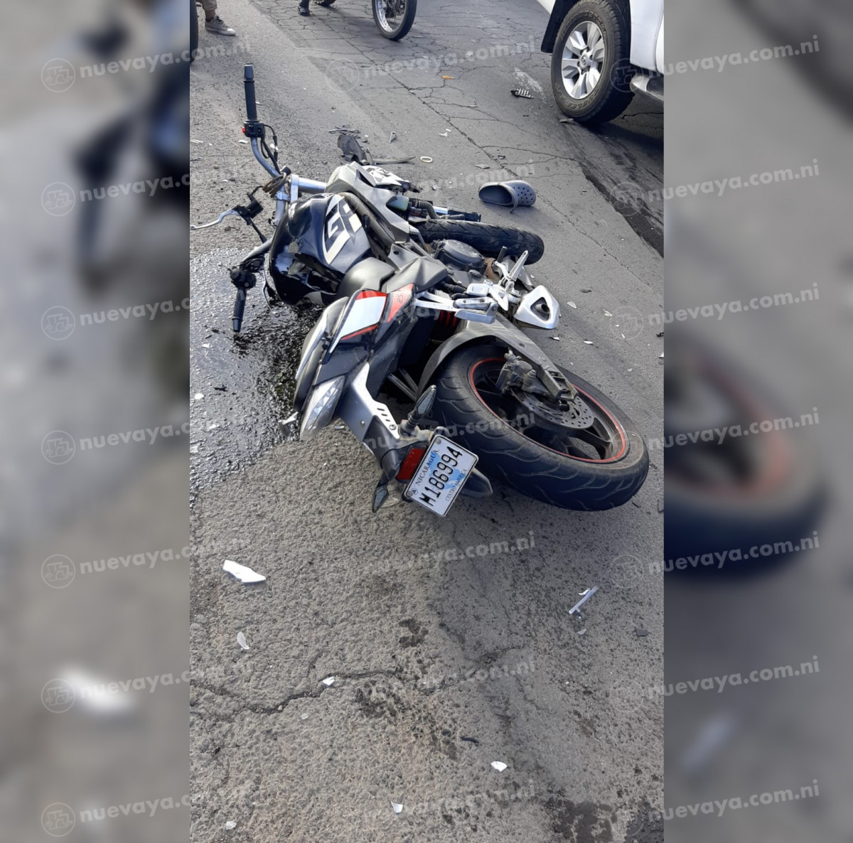 Colision de moto y taxi deja 2 lesionados cerca de enabas central 1