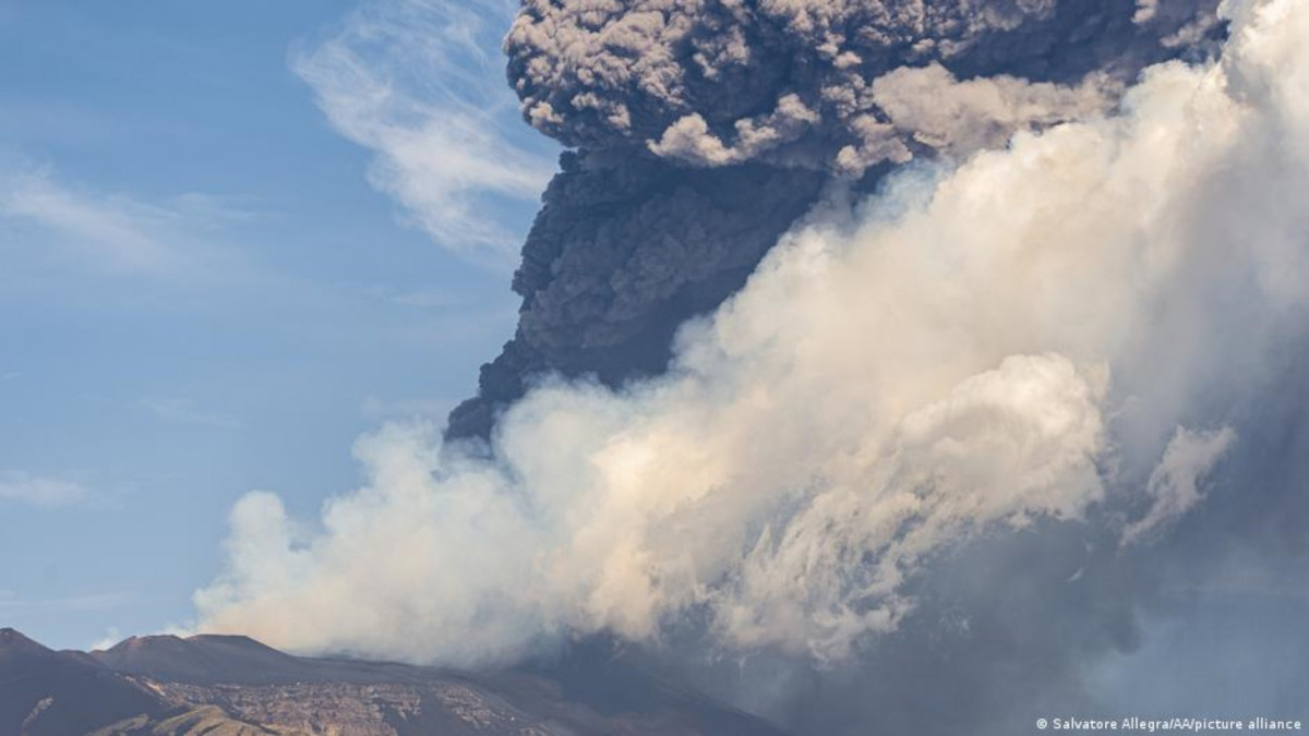 El volcan etna hizo erupcion en italia cerca