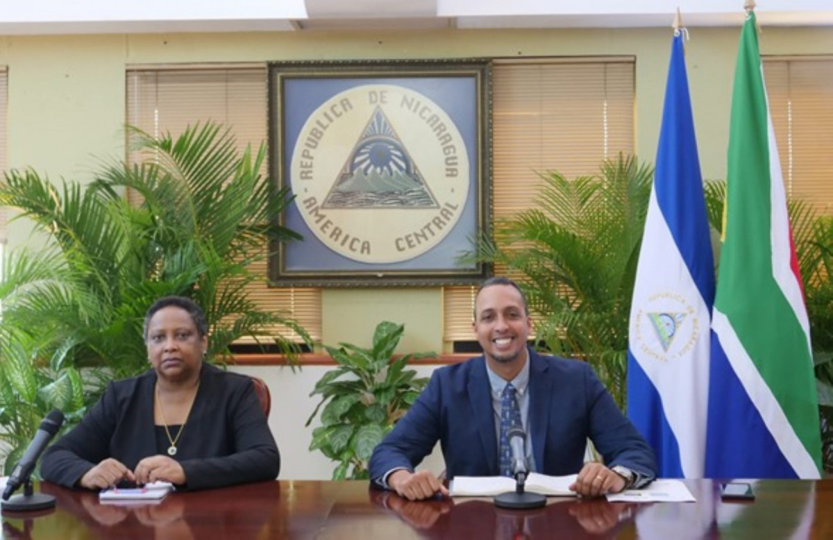 Compañera Deborah Grandison, Asesora Jurídica del Ministerio de Relaciones Exteriores de Nica-ragua, y Compañero Michael Campbell, Ministro Asesor del Presidente de la República pa-ra las Relaciones Internacionales y el Gran Caribe