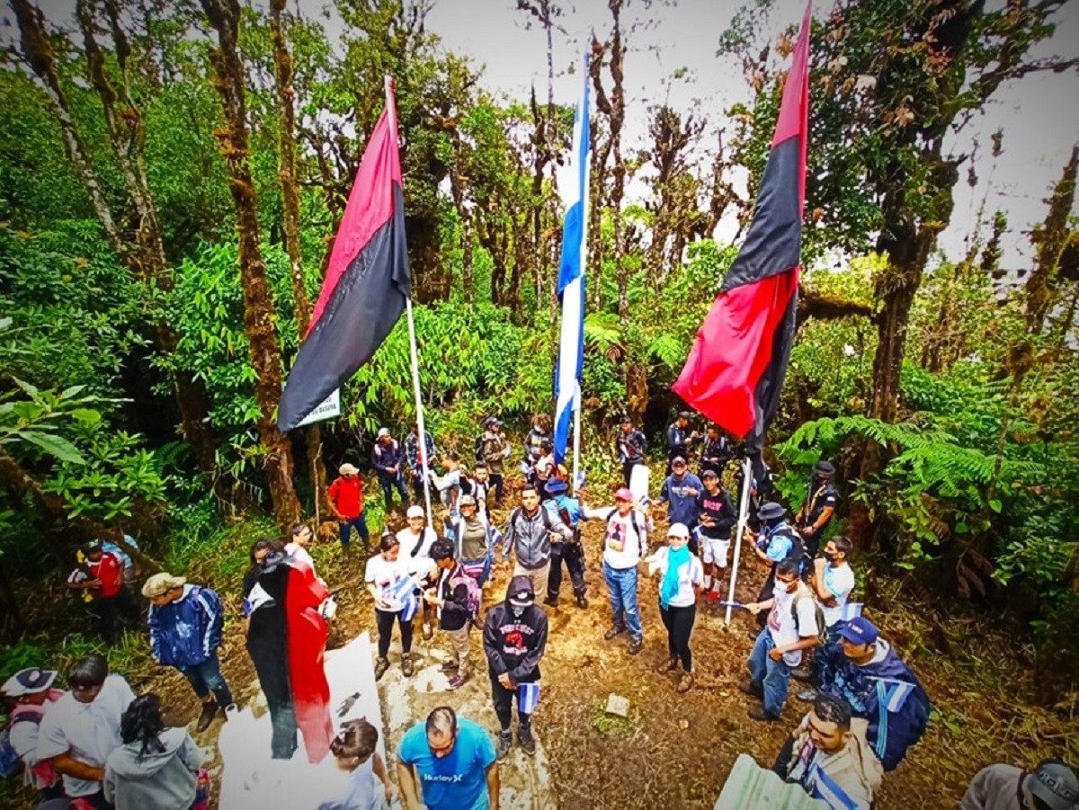 En la cima de nicaragua ondean las banderas de la soberania