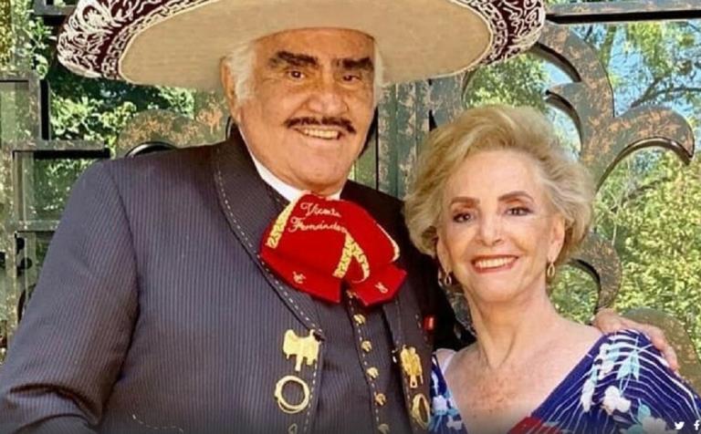 Operan de emergencias a esposa de Vicente Fernández