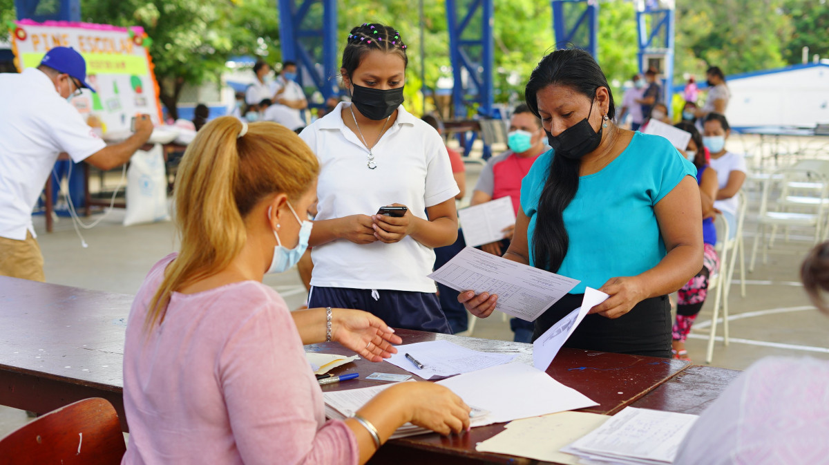 Madres y padres de familia, realizan confirmación de Matrícula Escolar para el año lectivo 2022, Colegio Público Experimental México, Distrito IV, Managua. Foto Cortesía @minednicaragua