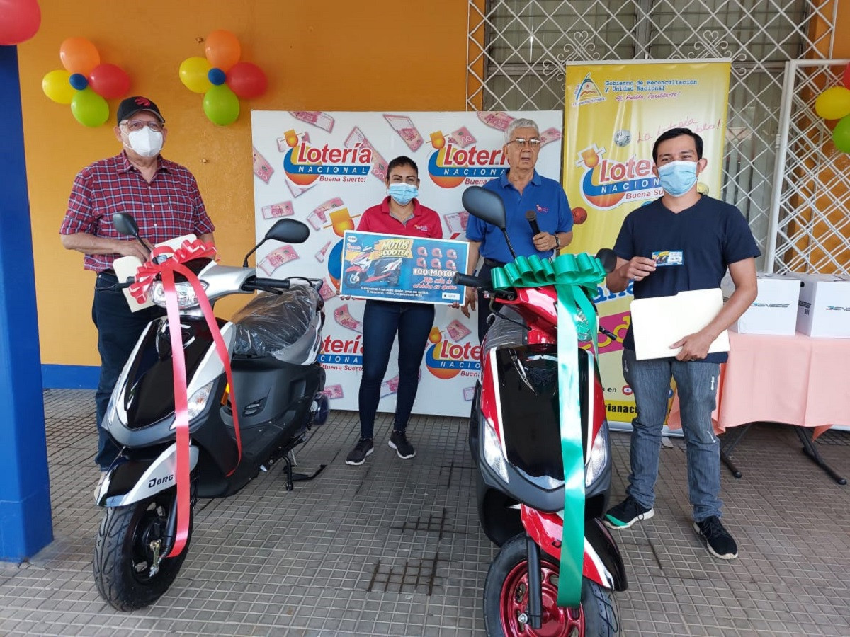 Loteria nacional entrega de 2 motos raspadita