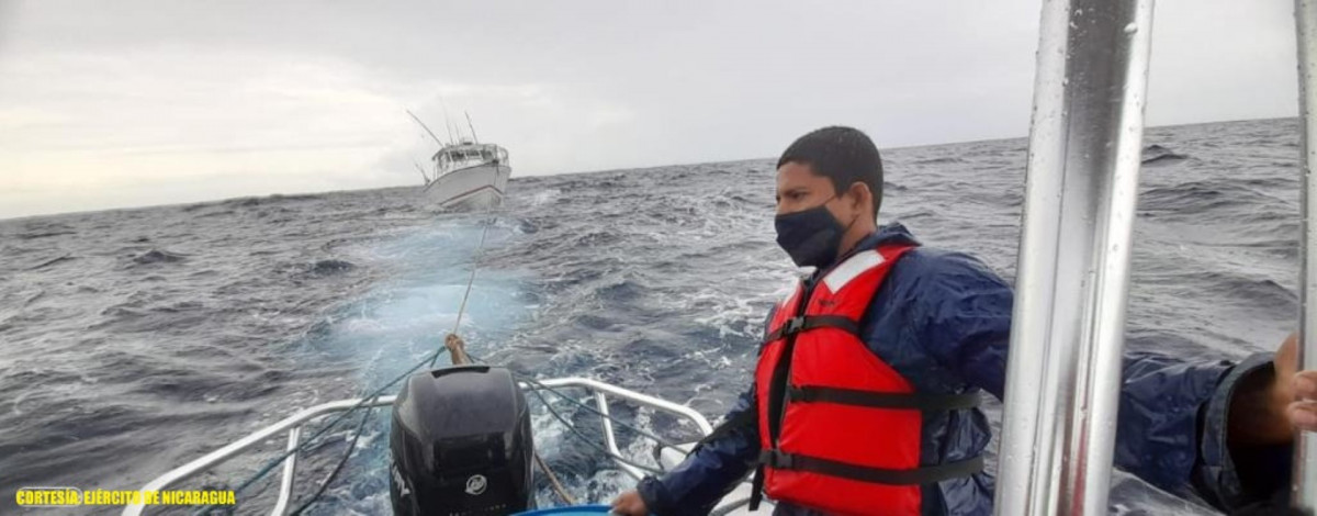 Naval de nicaragua rescata a 3 personas a la deriva en rivas 02