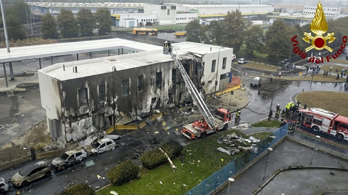 Un avion privado se estrello contra un edificio cerca de milan murieron ocho personas