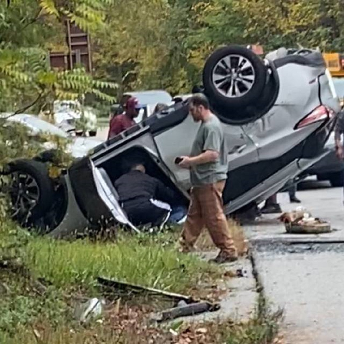 Fisicoculturista levanta un auto para salvar a una mujer atrapada