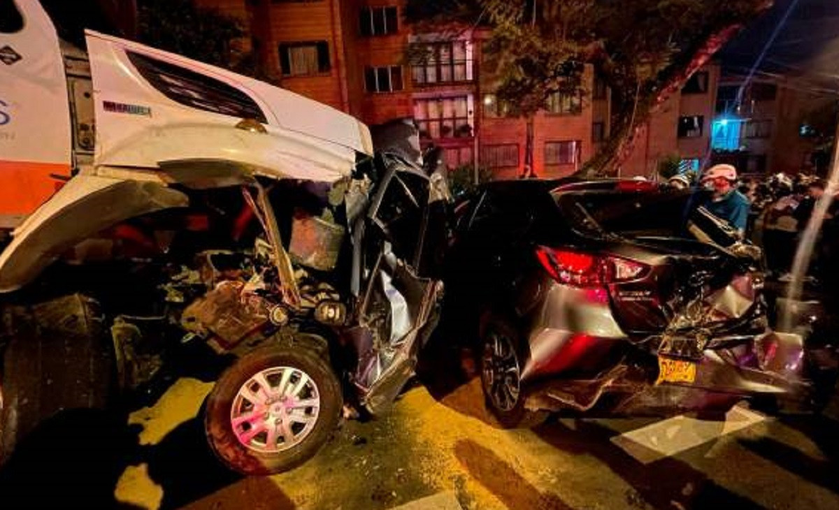 Camión de la basura impacta a 26 vehículos en Medellín