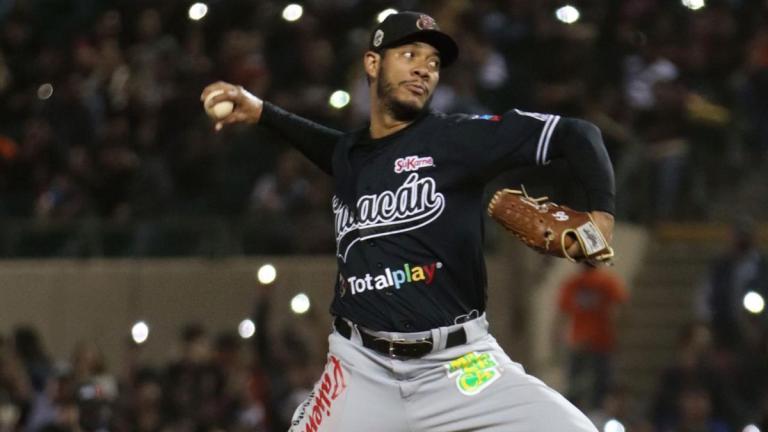 El nicaragüense JC Ramírez recibe un violento pelotazo en la cabeza