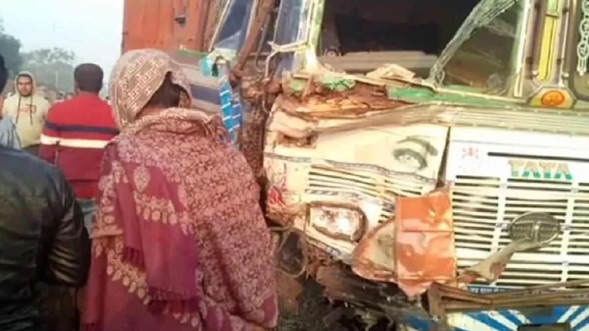 18 personas murieron al chocar un microbus con un camion en la india