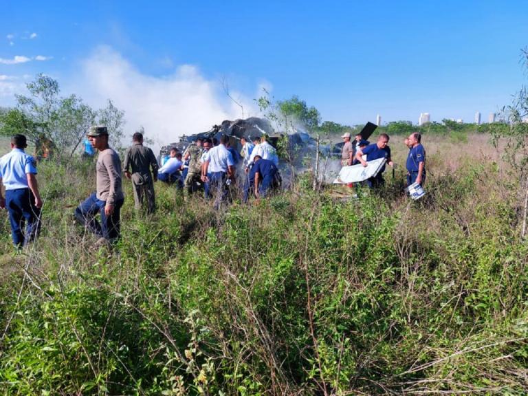 3 personas murieron al estrellarse un helicóptero en Paraguay