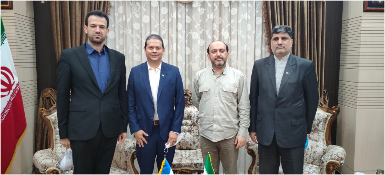 Al centro el companero embajador isaac bravo jaen junto al senor mehdi doosti gobernador de la provincia de hormuzgan