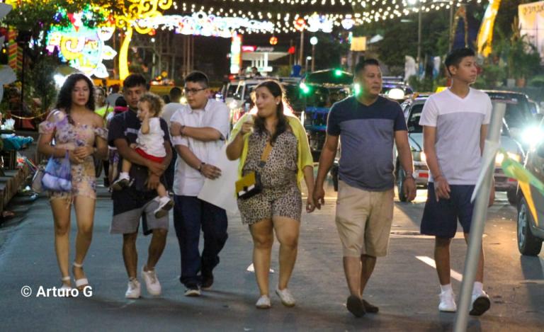 Avenida de Bolívar a Chávez reboza de un ambiente navideño familiar