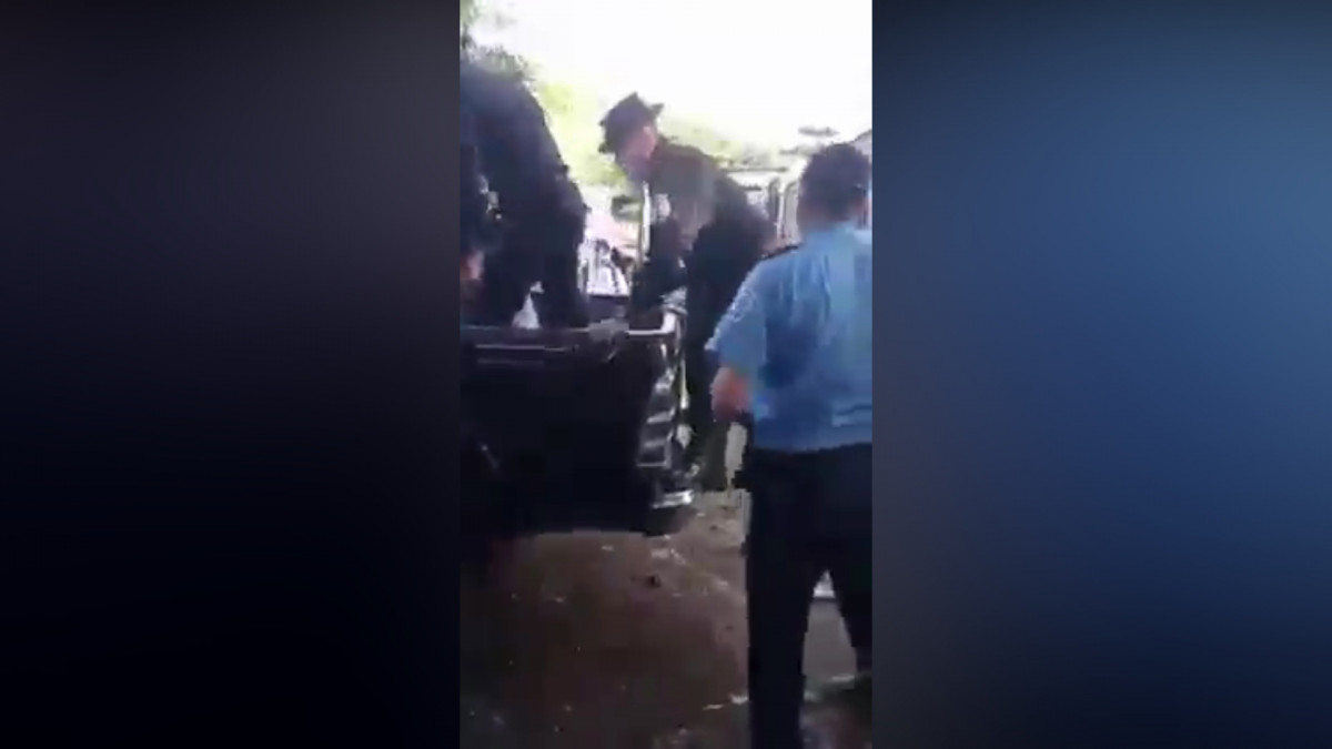 Policia nacional captura a expendedor y sus compinches reaccionan violentamente