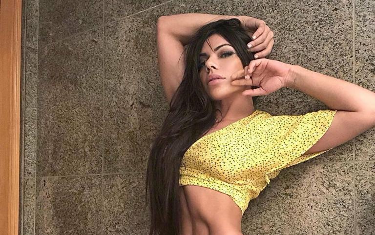 Suzy Cortez, lanza clases de yoga al desnudo para ayudar a las mujeres a aumentar su libido