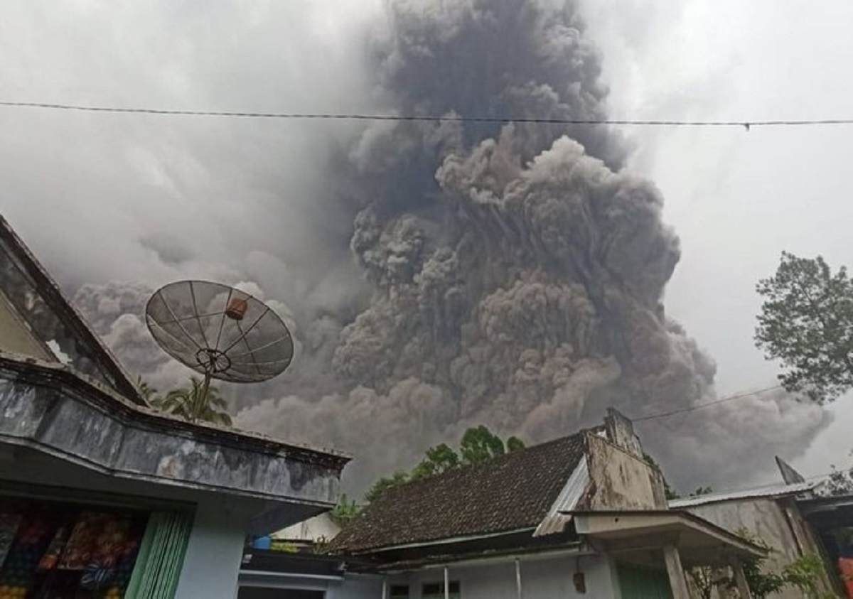 14 personas murieron por la erupcion del monte semeru en indonesia