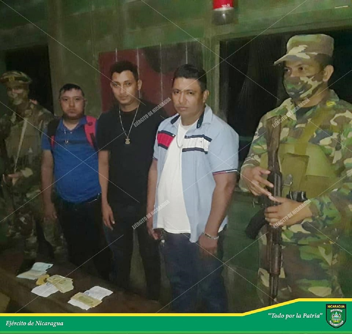 3 sujetos con capturados por el ejercito de nicaragua por trafico ilegal de dolares