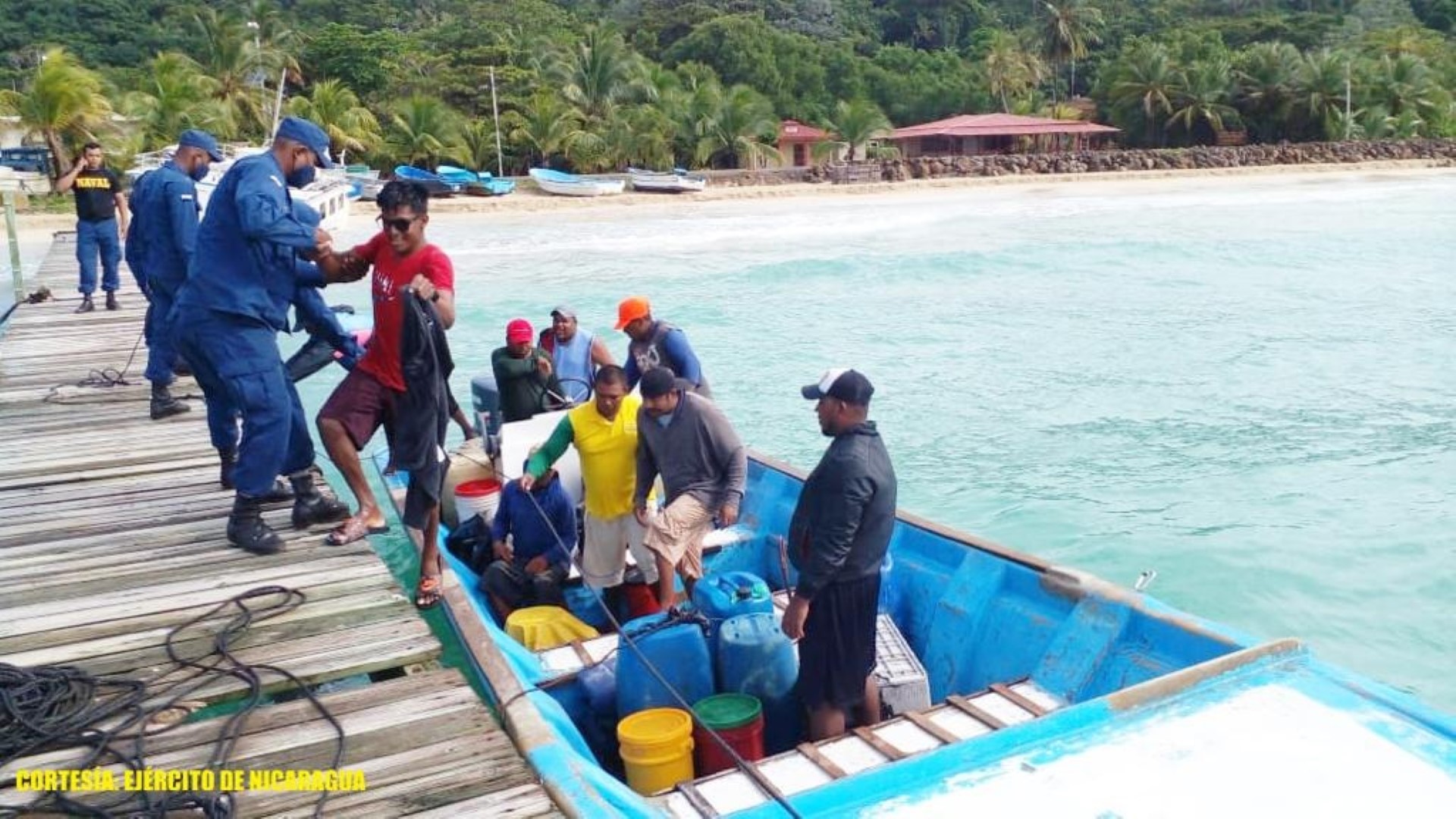 5 pescadores nicaraguenses son rescatados en el mar caribe