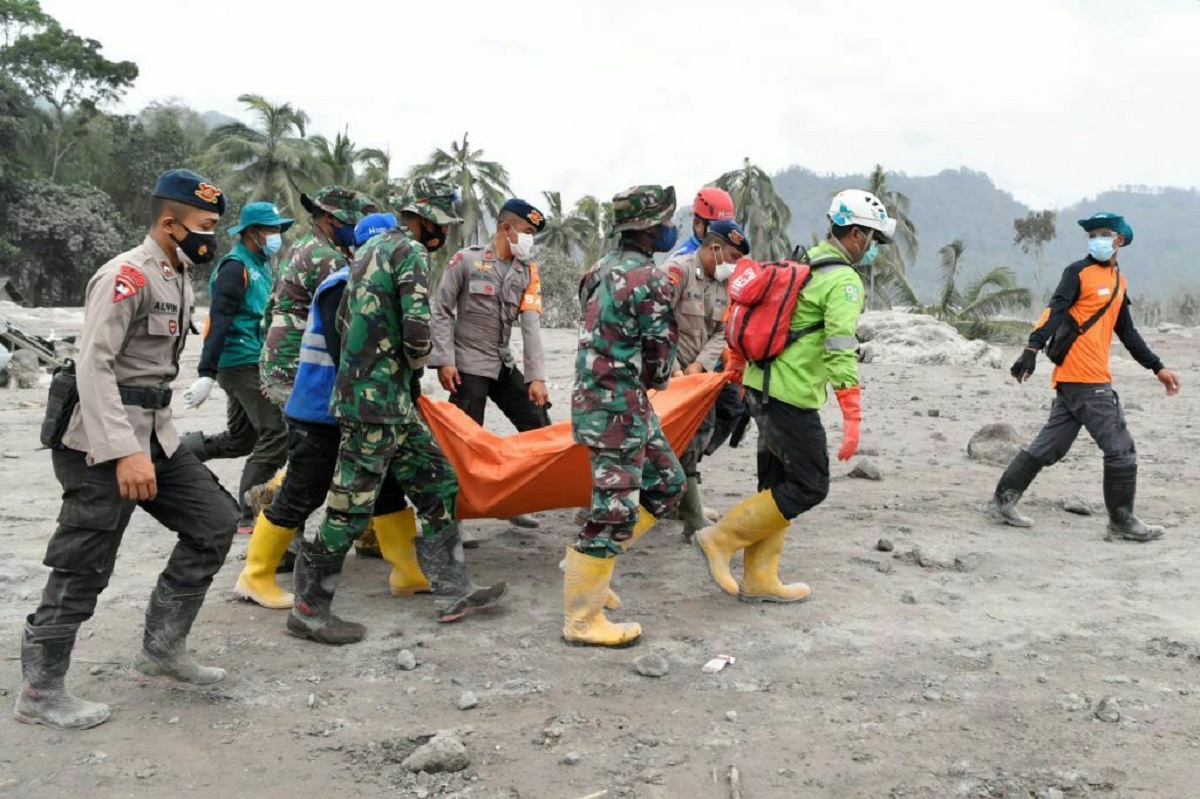 Asciende a 39 los fallecidos por erupcion del monte semeru en indonesia