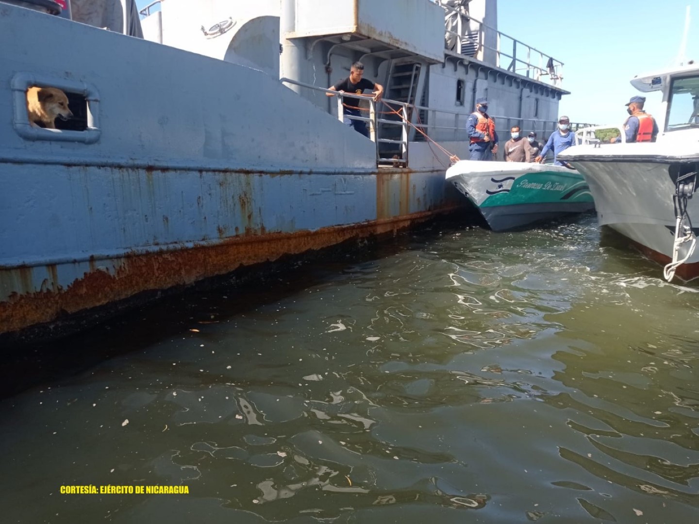 Ejercito de nicaragua retiene lancha salvadorena por pescar ilegalmente 2