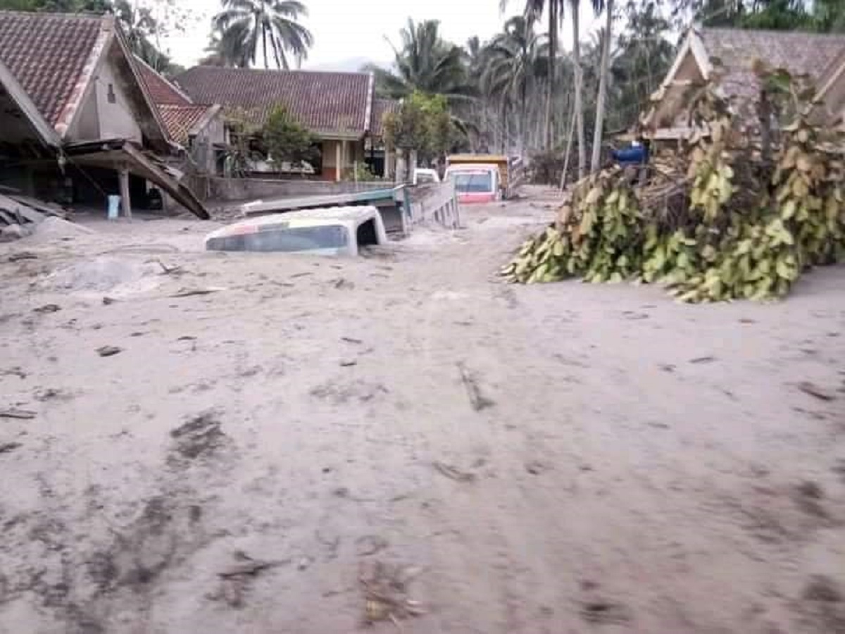 Isla indonesia queda bajo las cenizas tras erupcion del monte semeru