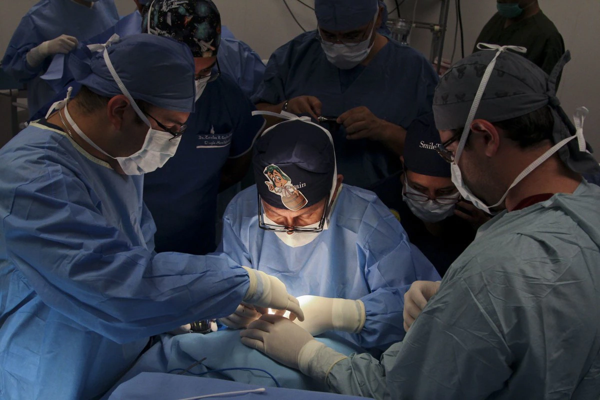 Mujer da a luz mientras le hacian una cirugia cerebral