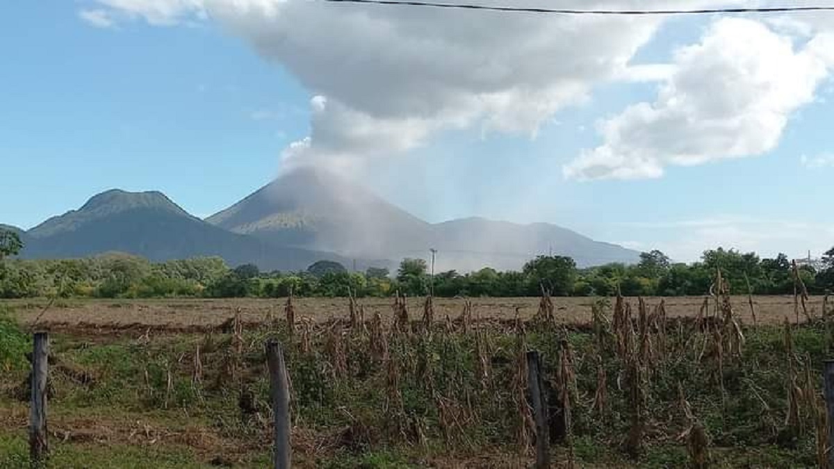 Volcan san cristobal expulsa gases y cenizas