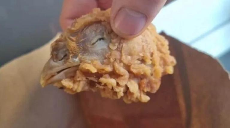 Mujer encuentra una cabeza de pollo en su combo KFC