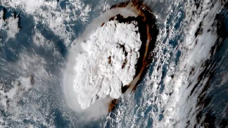 VIDEO: Graban desde el espacio como el volcán de Tonga entra en “una de las erupciones más violentas jamás captada por satélite”