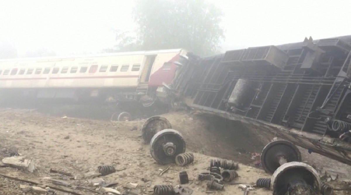 9 personas murieron al descarrilarse un tren de pasajeros en la india