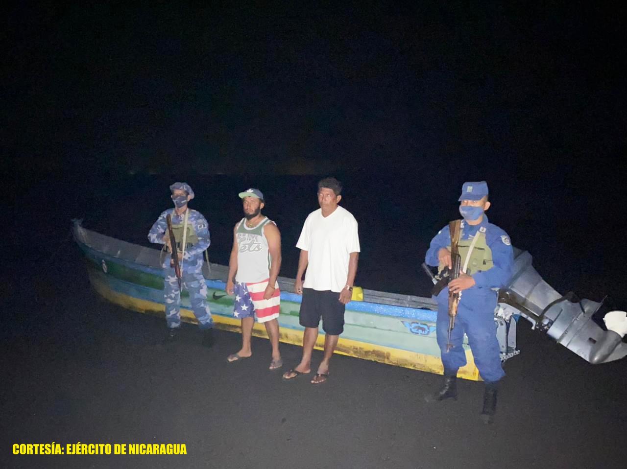 Ejercito de nicaragua detiene a 2 salvadorenos a bordo de una lancha