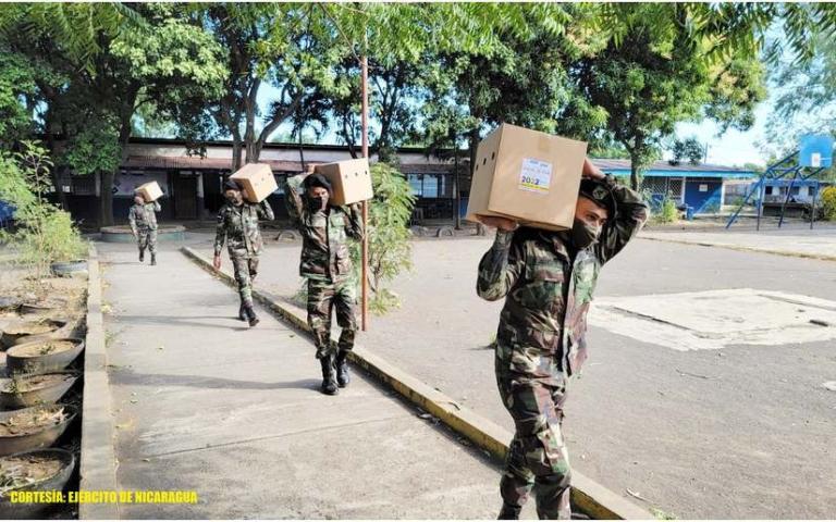 Ejército de Nicaragua traslada merienda y paquetes escolares en Managua