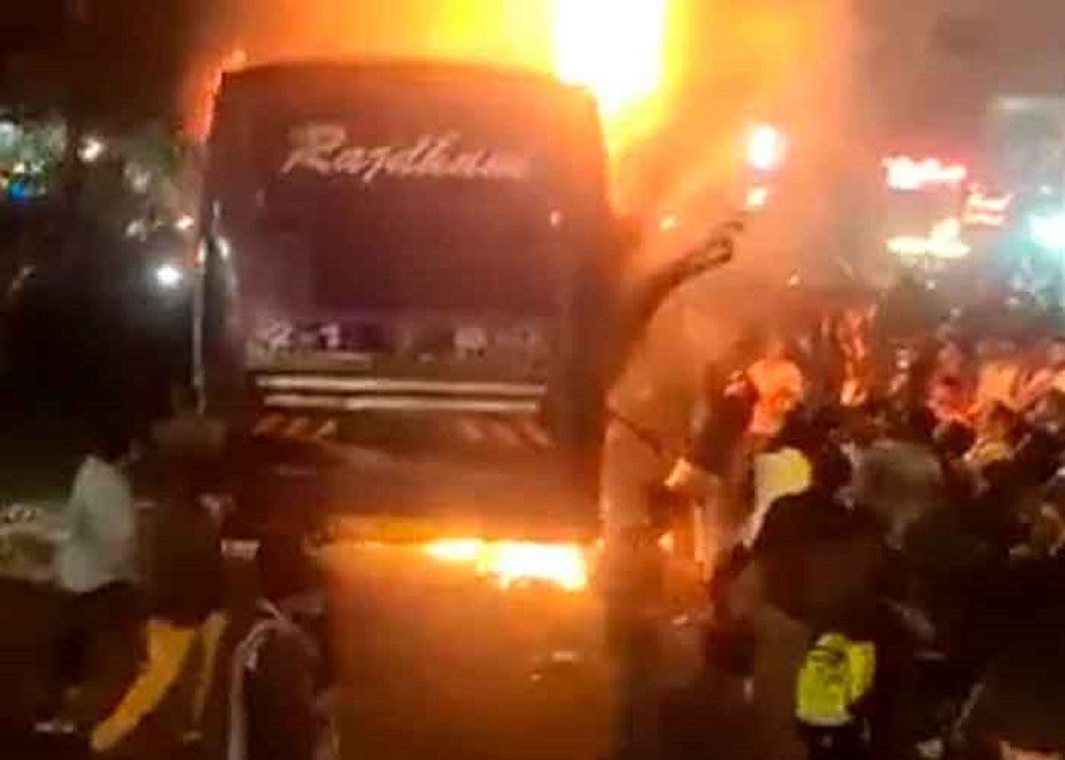 Mujer muere quemada tras incendiarse un autobus en la india