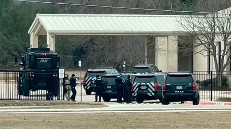 Un hombre armado tomó rehenes en una sinagoga en Texas, Estados Unidos