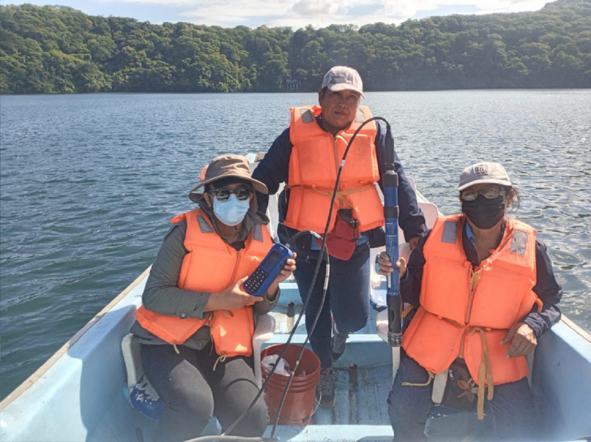 Especialistas de enacal en la laguan de asososca volteo termico