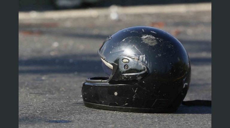 Motociclista con graves lesiones al impactar contra poste del tendido eléctrico en León