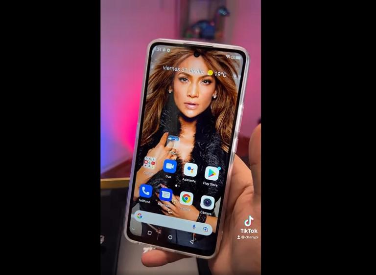 ¿Sabías que Jennifer López vende su propio celular?