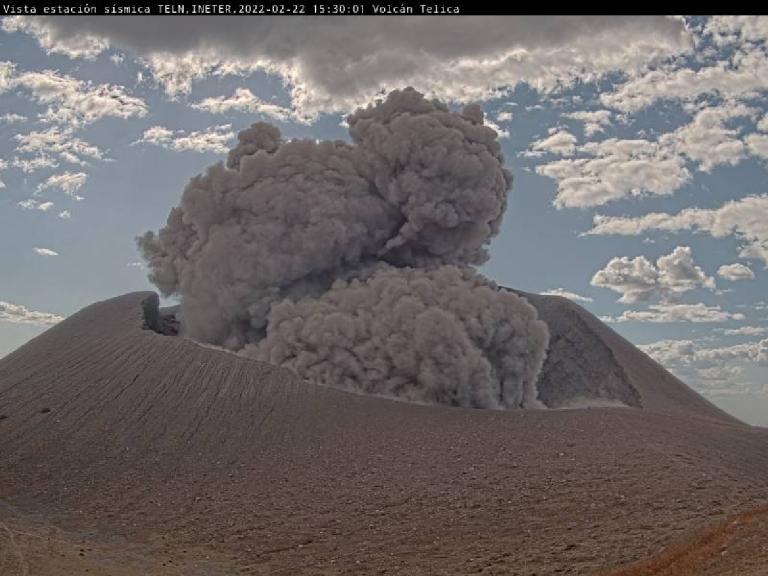 Volcán Telica continúa registrando explosiones de baja intensidad