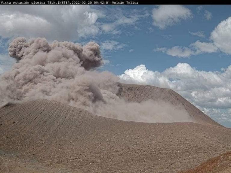 Volcán Telica continúa exhalando cenizas sin representar mayor peligro